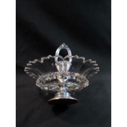Bonbon schaal met handgreep antiek zilver en voet. 825