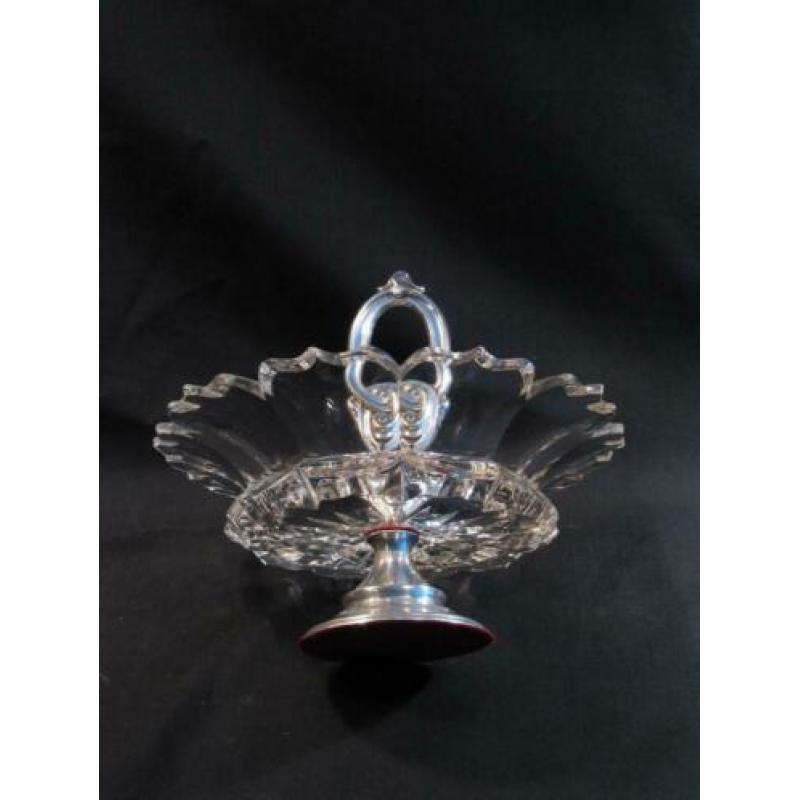 Bonbon schaal met handgreep antiek zilver en voet. 825