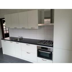 Nieuwe keuken, met nieuw apparatuur , wit/zwart/rvs