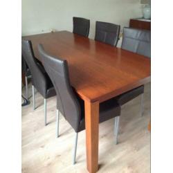 Eettafel met zes stoelen en bijpassende salontafel