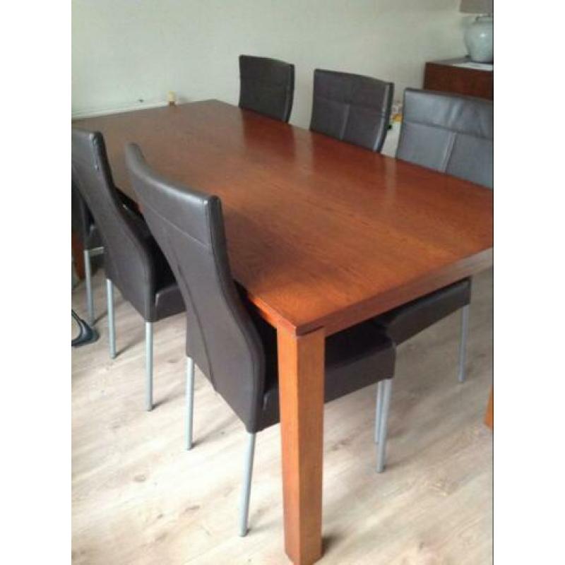 Eettafel met zes stoelen en bijpassende salontafel
