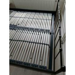 Metalen bed met 2 lattenbodems en matrassen