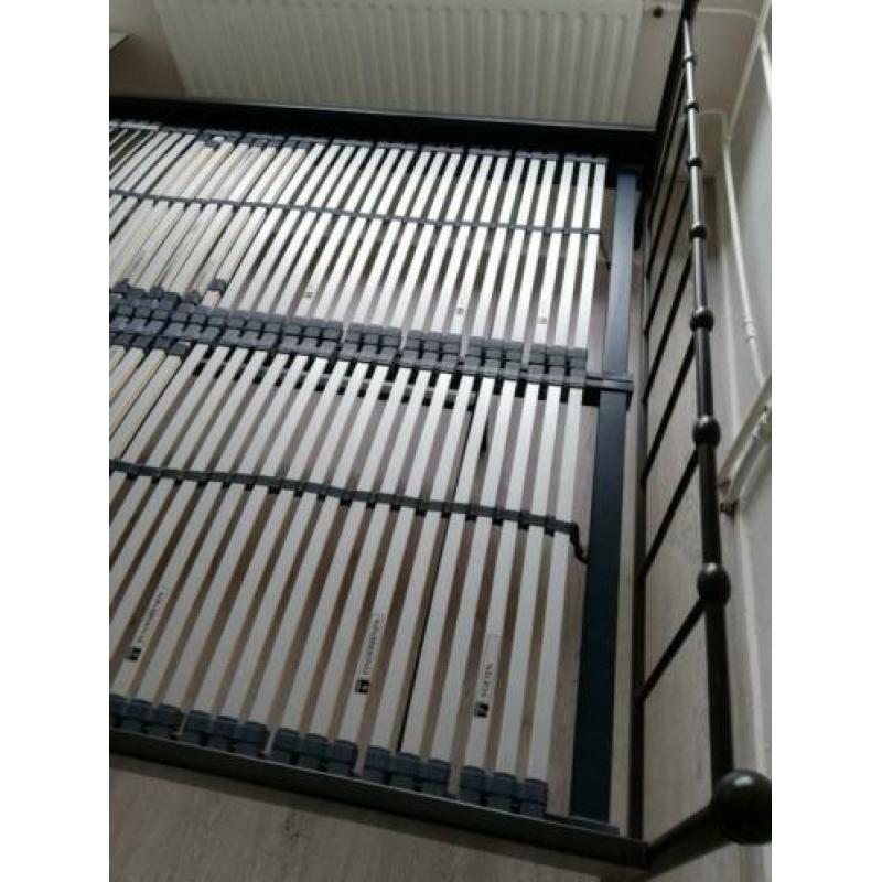 Metalen bed met 2 lattenbodems en matrassen