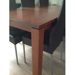 Eettafel met zes stoelen en bijpassende salontafel