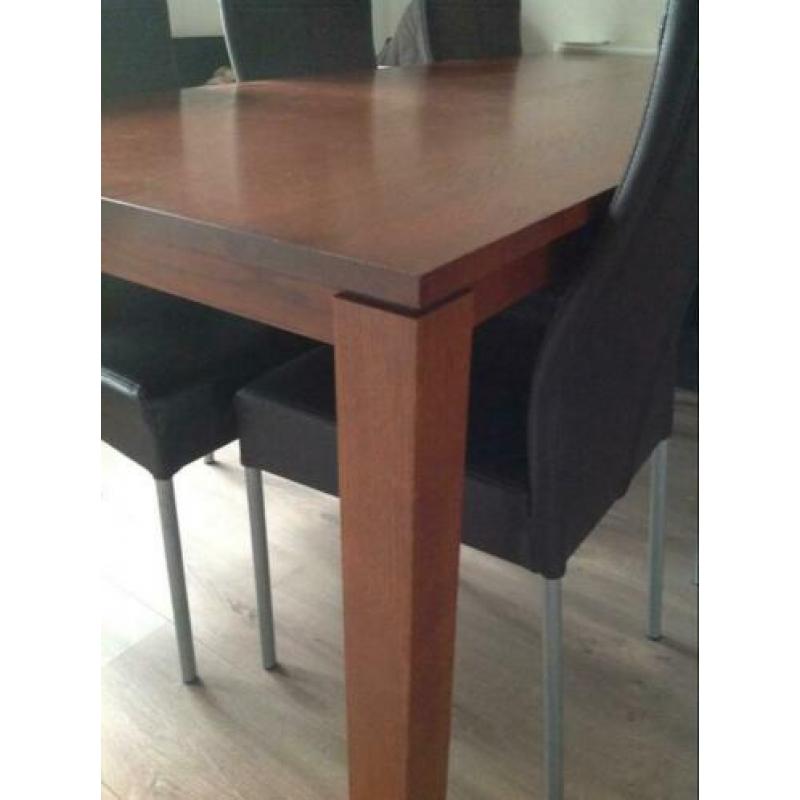 Eettafel met zes stoelen en bijpassende salontafel