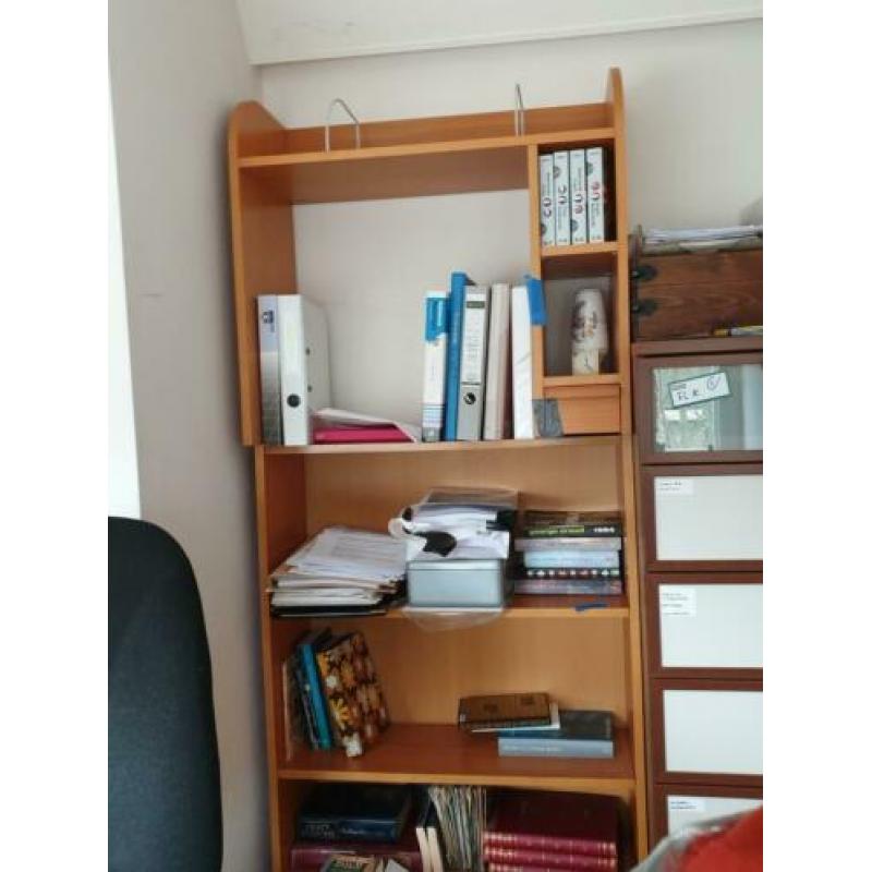 kantoormeubilair (2 boekenkastjes.1 bureau ) moeten weg ivm