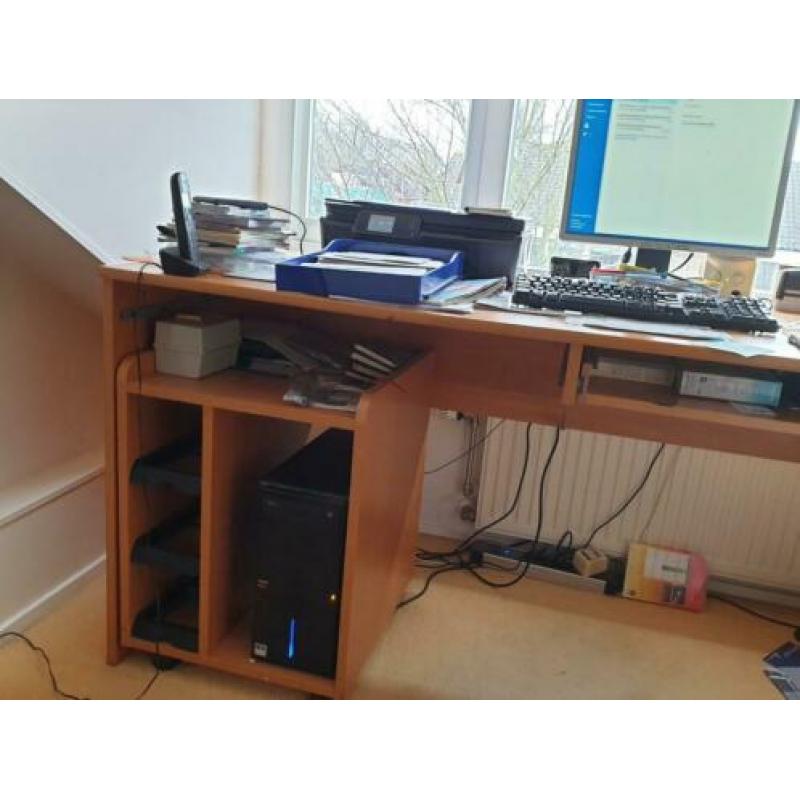 kantoormeubilair (2 boekenkastjes.1 bureau ) moeten weg ivm