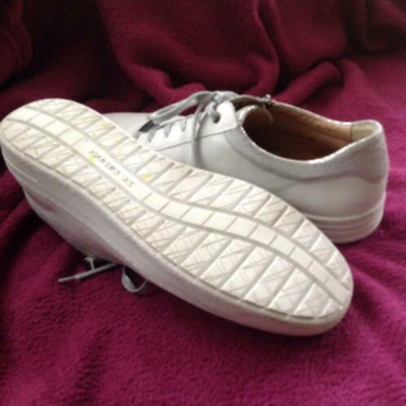 Sneakers wit met zilver merk hartjes 43,5