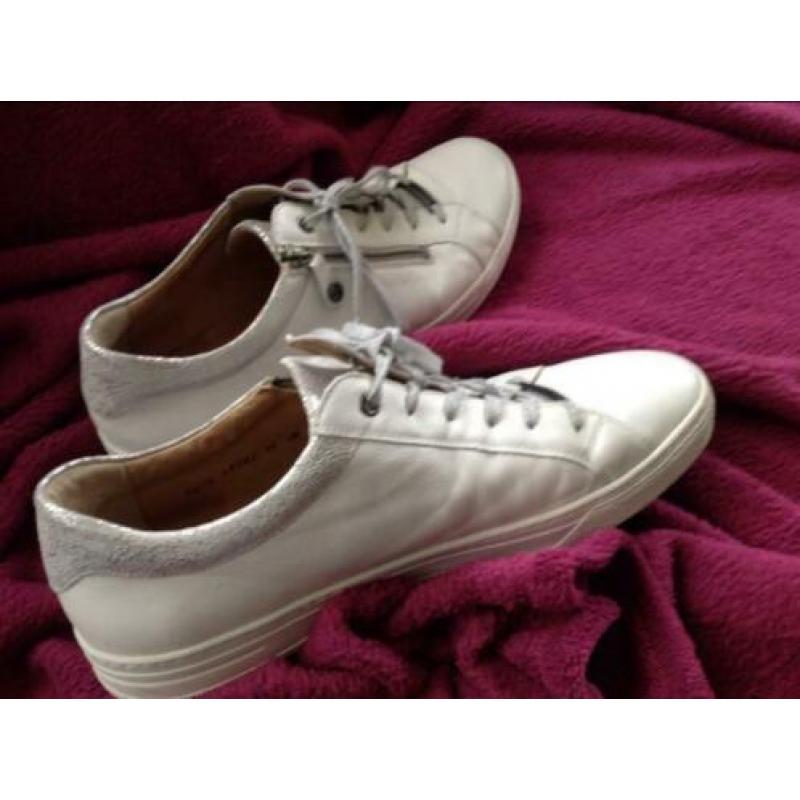 Sneakers wit met zilver merk hartjes 43,5