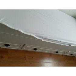 Stoer massief houten grenen bedbank met 3 ruime laden. Stoer