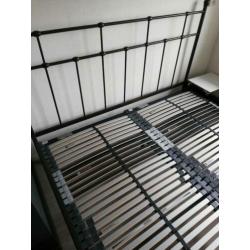 Metalen bed met 2 lattenbodems en matrassen