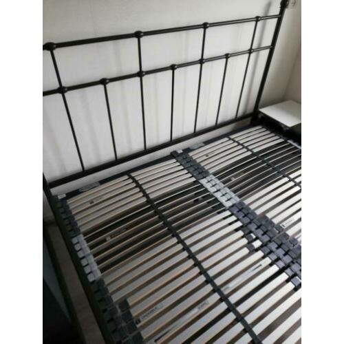 Metalen bed met 2 lattenbodems en matrassen