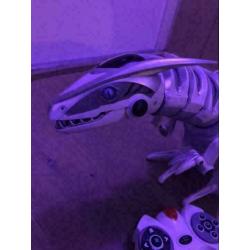 Robot dino kan lopen bewegen en geluid maken