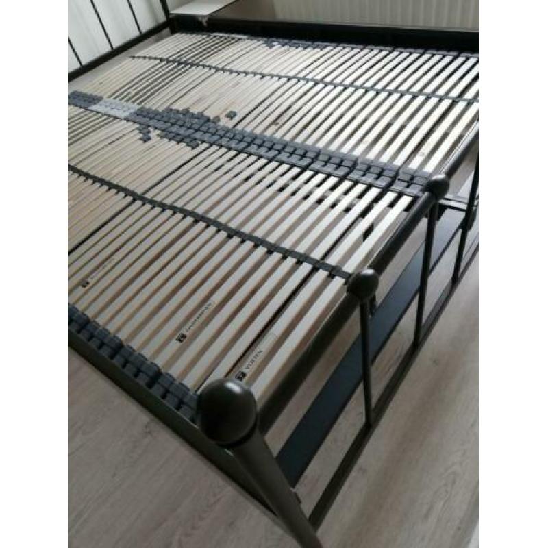Metalen bed met 2 lattenbodems en matrassen