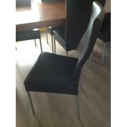 Eettafel met zes stoelen en bijpassende salontafel