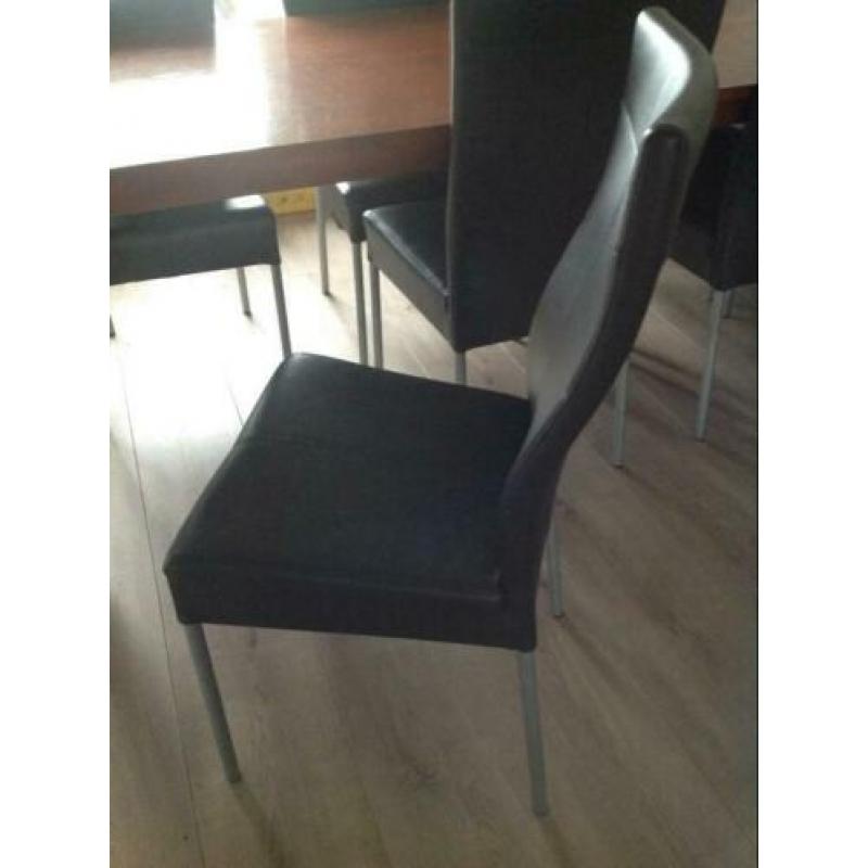 Eettafel met zes stoelen en bijpassende salontafel