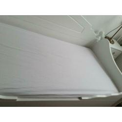 Stoer massief houten grenen bedbank met 3 ruime laden. Stoer