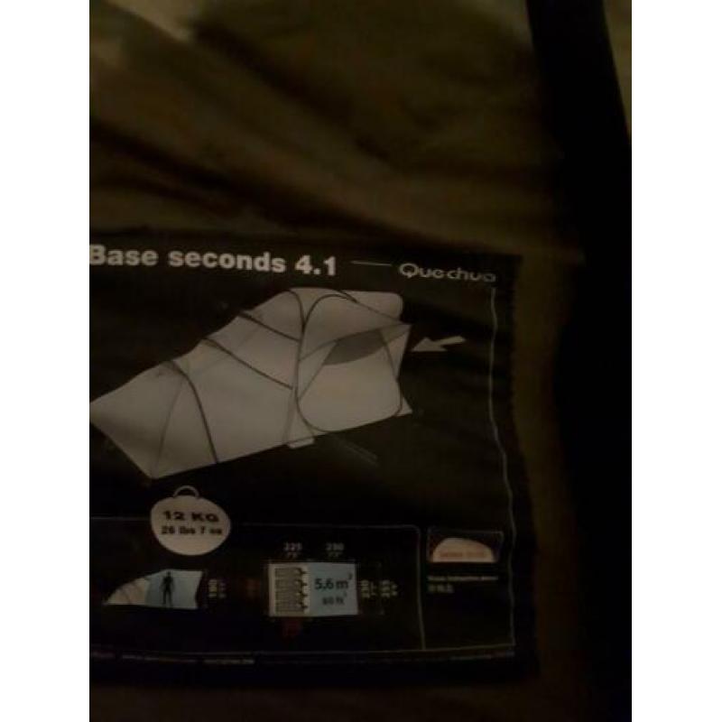 Mooie, handige ruime tent. Merk Quechua. Zo goed als nieuw.