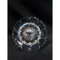 Bonbon schaal met handgreep antiek zilver en voet. 825