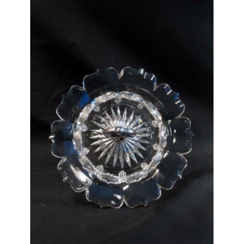 Bonbon schaal met handgreep antiek zilver en voet. 825
