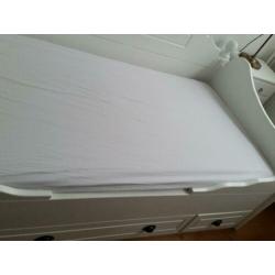 Stoer massief houten grenen bedbank met 3 ruime laden. Stoer