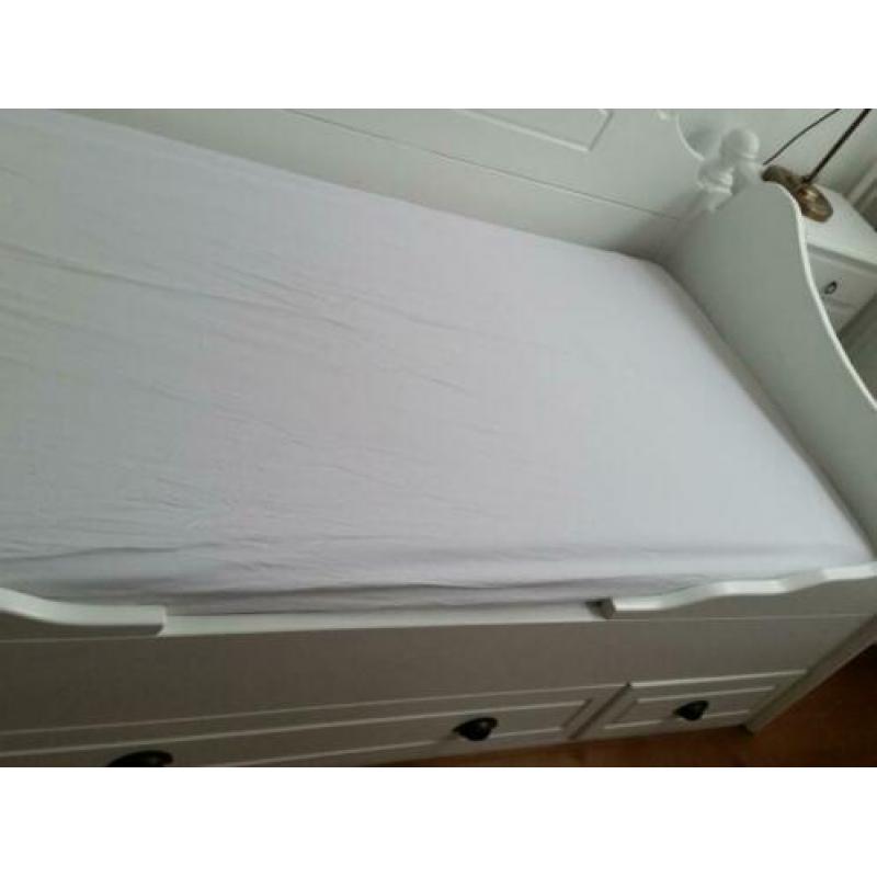 Stoer massief houten grenen bedbank met 3 ruime laden. Stoer