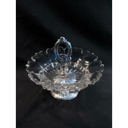 Bonbon schaal met handgreep antiek zilver en voet. 825