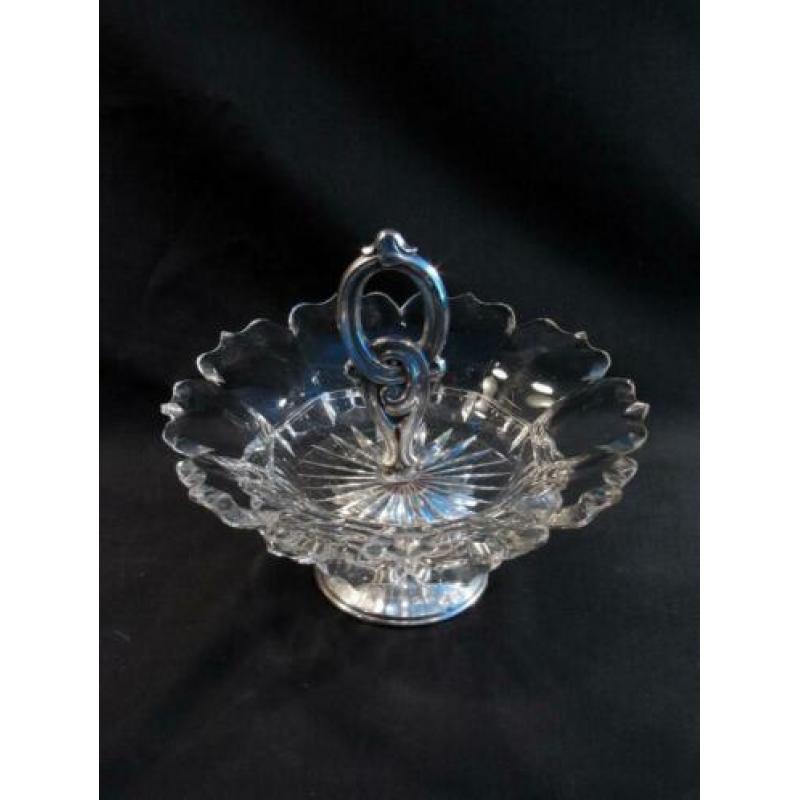 Bonbon schaal met handgreep antiek zilver en voet. 825
