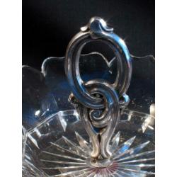 Bonbon schaal met handgreep antiek zilver en voet. 825