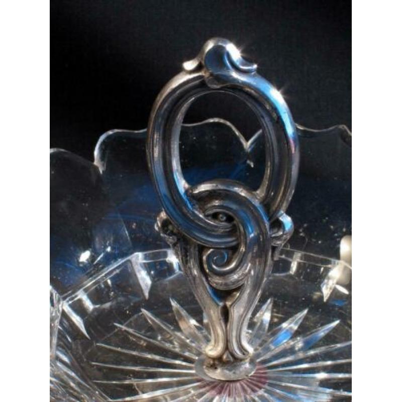 Bonbon schaal met handgreep antiek zilver en voet. 825