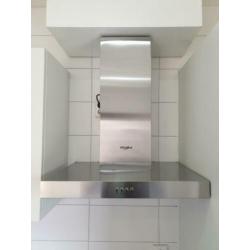 Nieuwe keuken, met nieuw apparatuur , wit/zwart/rvs