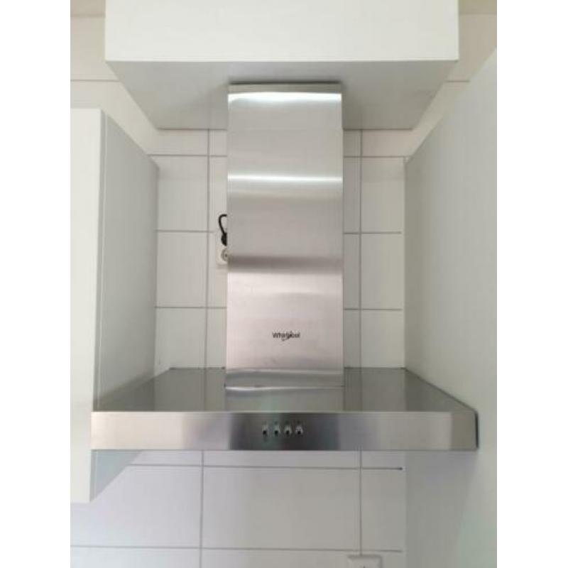 Nieuwe keuken, met nieuw apparatuur , wit/zwart/rvs
