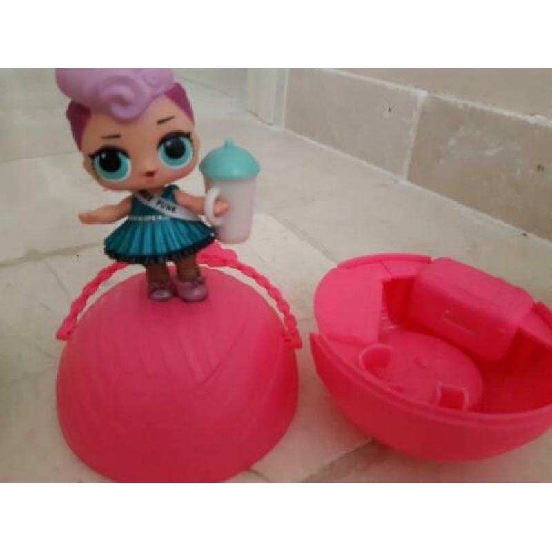 4 LOL poppetjes met de ballen