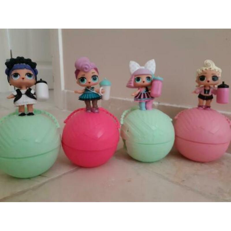 4 LOL poppetjes met de ballen