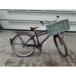 Mooie jongensfiets met bak voorop.