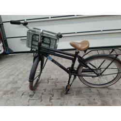Mooie jongensfiets met bak voorop.