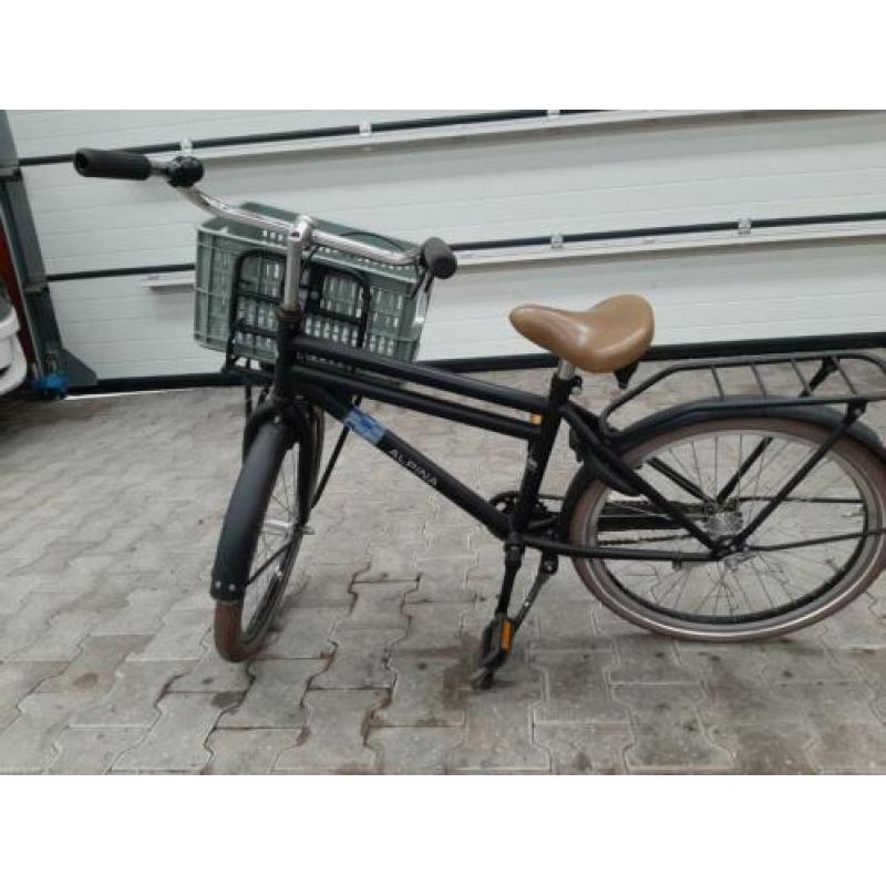 Mooie jongensfiets met bak voorop.