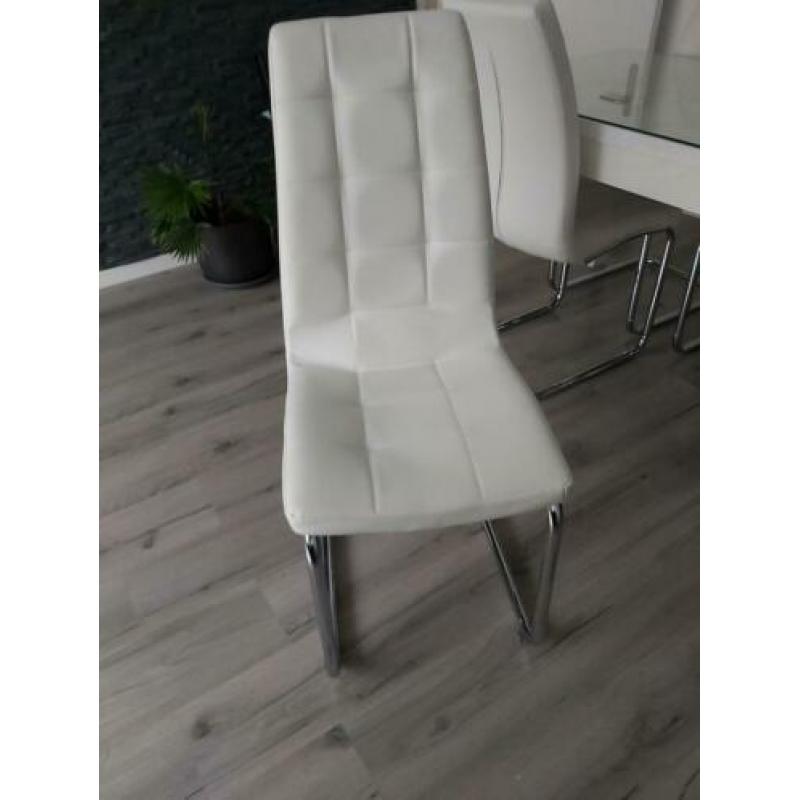 Hoogglans witte tafel met glasplaat en 4 eetstoelen