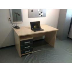 Boekenkast, bureau, bed en ladenblok