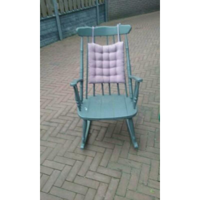 Te koop een houten schommelstoel