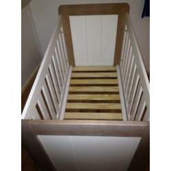 Bopita ledikant, matras en wandplank