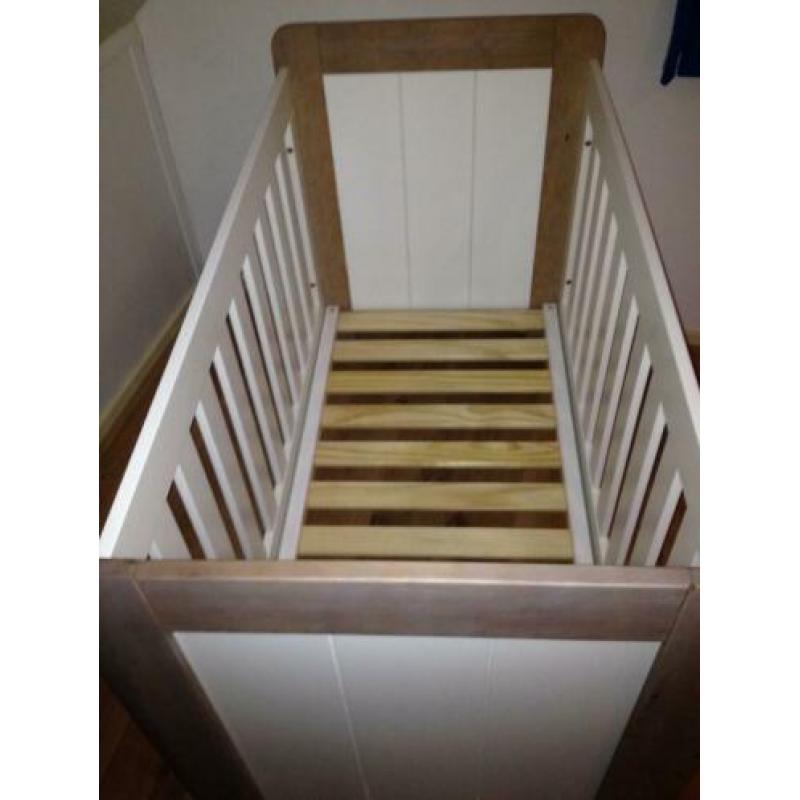 Bopita ledikant, matras en wandplank