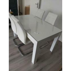 Hoogglans witte tafel met glasplaat en 4 eetstoelen