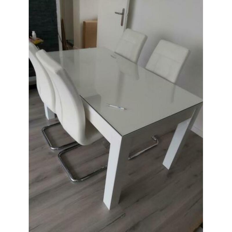 Hoogglans witte tafel met glasplaat en 4 eetstoelen