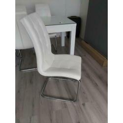 Hoogglans witte tafel met glasplaat en 4 eetstoelen
