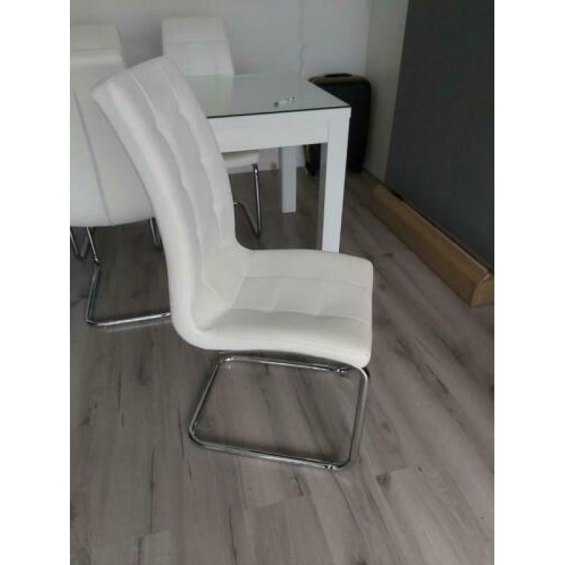Hoogglans witte tafel met glasplaat en 4 eetstoelen
