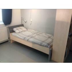 Boekenkast, bureau, bed en ladenblok