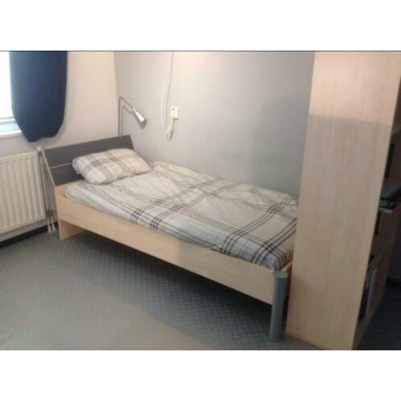 Boekenkast, bureau, bed en ladenblok