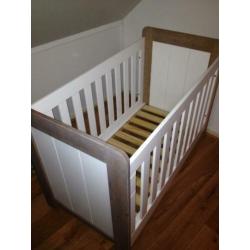 Bopita ledikant, matras en wandplank