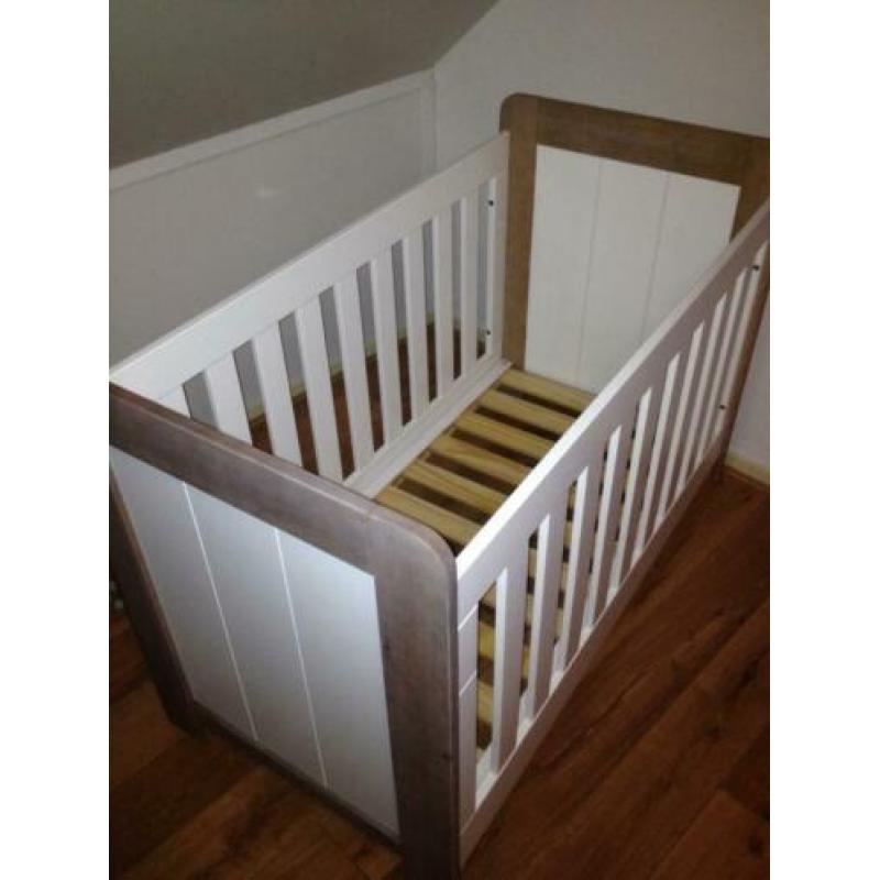 Bopita ledikant, matras en wandplank